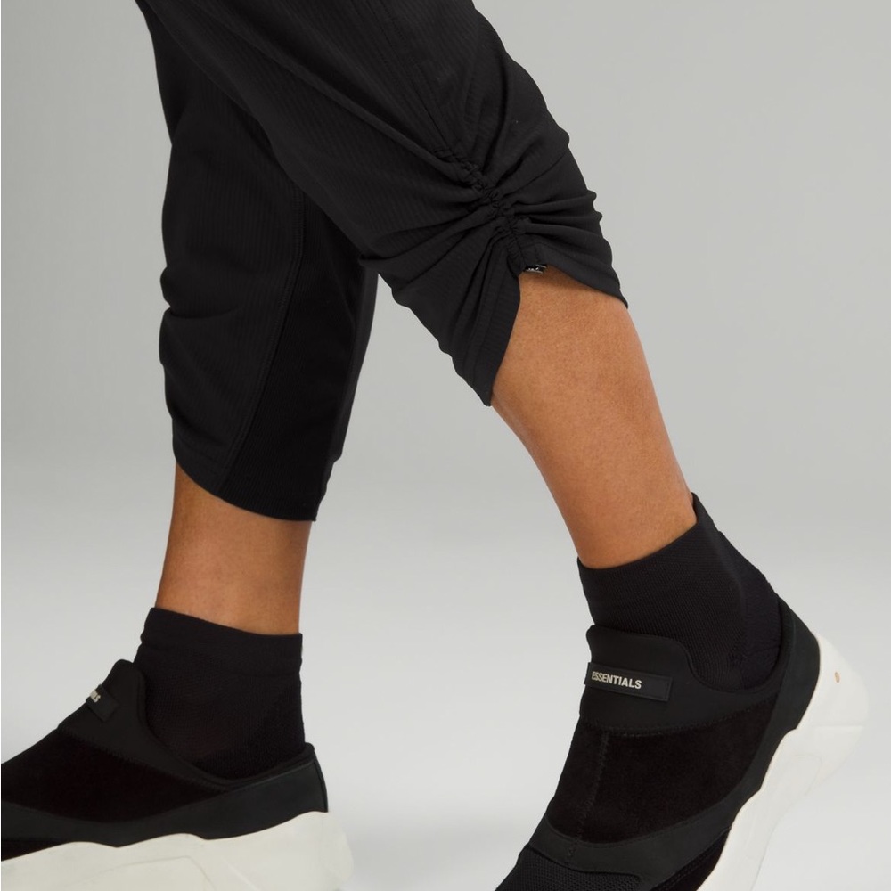 Lululemon joggers in copper - Picture 6 of 6